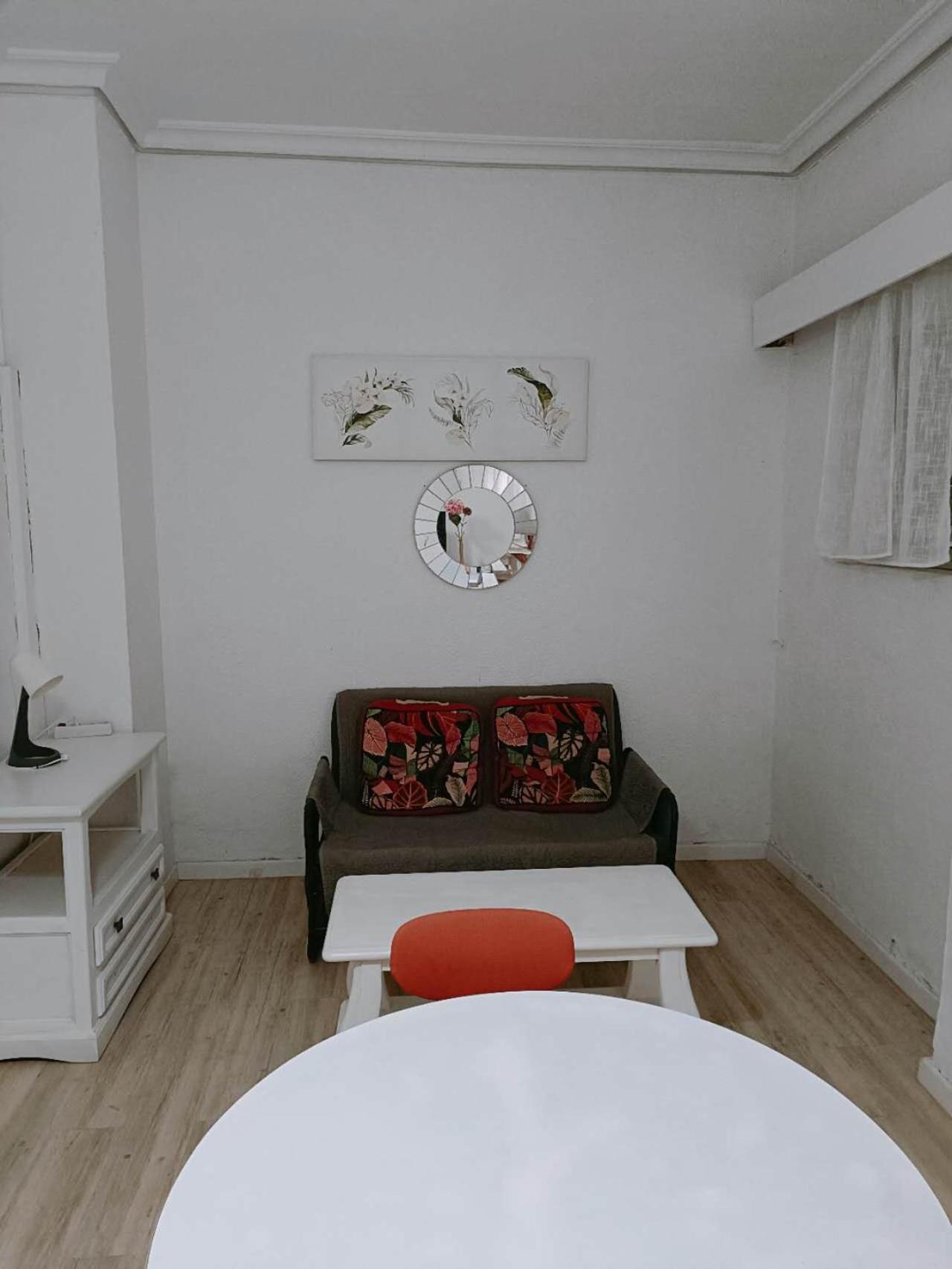 8 Mins Walk To Train Station Low Cost Youth Hostel 세비야 외부 사진