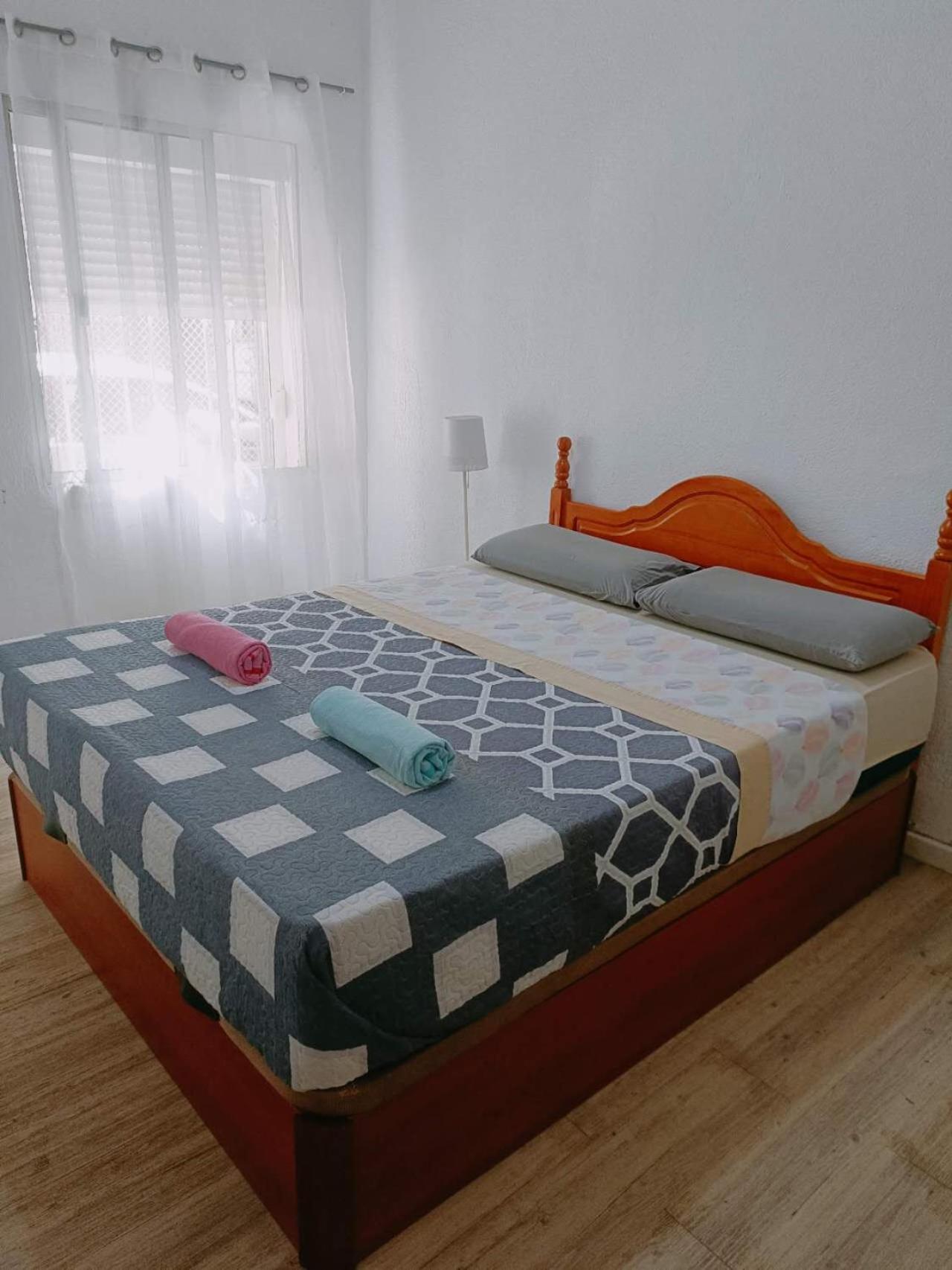 8 Mins Walk To Train Station Low Cost Youth Hostel 세비야 외부 사진